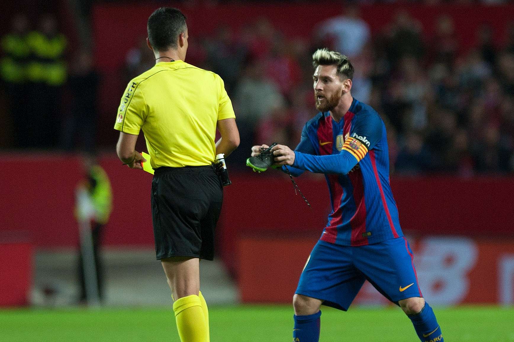 Lionel Messi get yellow card
