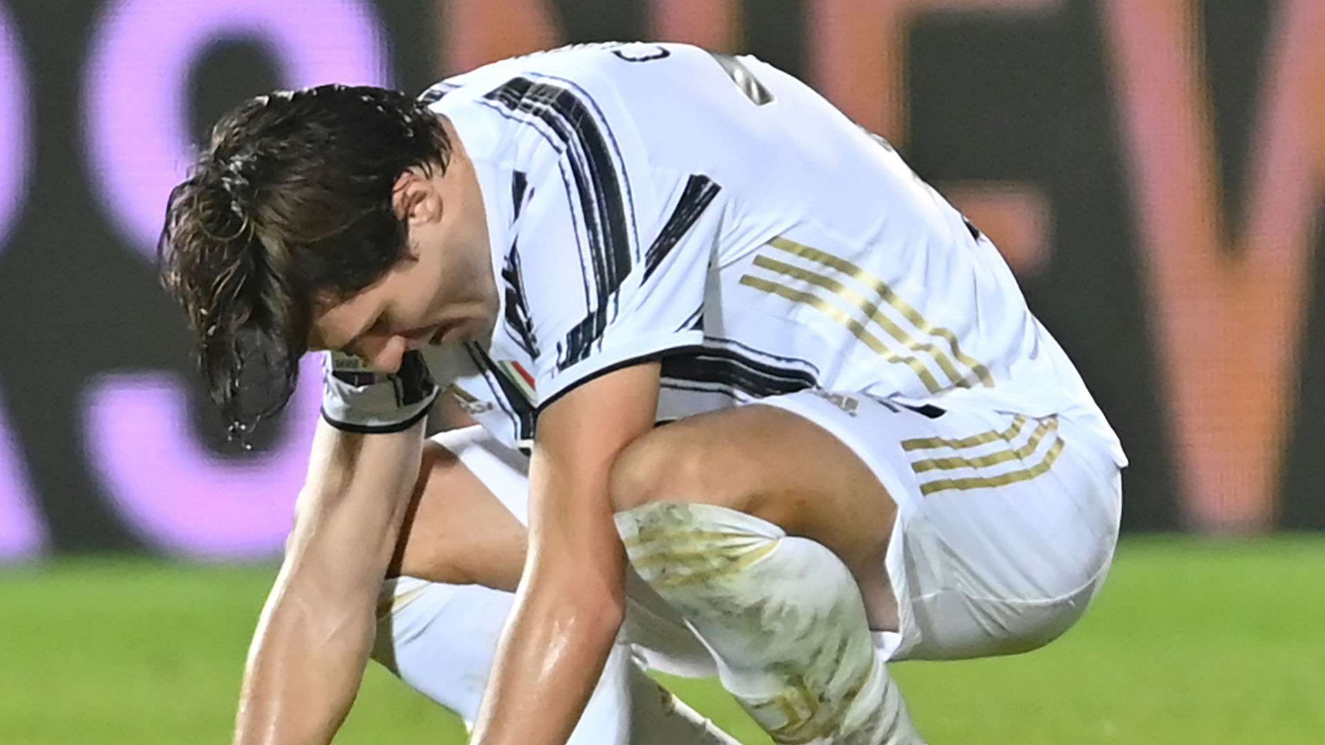 Chiesa Crotone Juventus red card