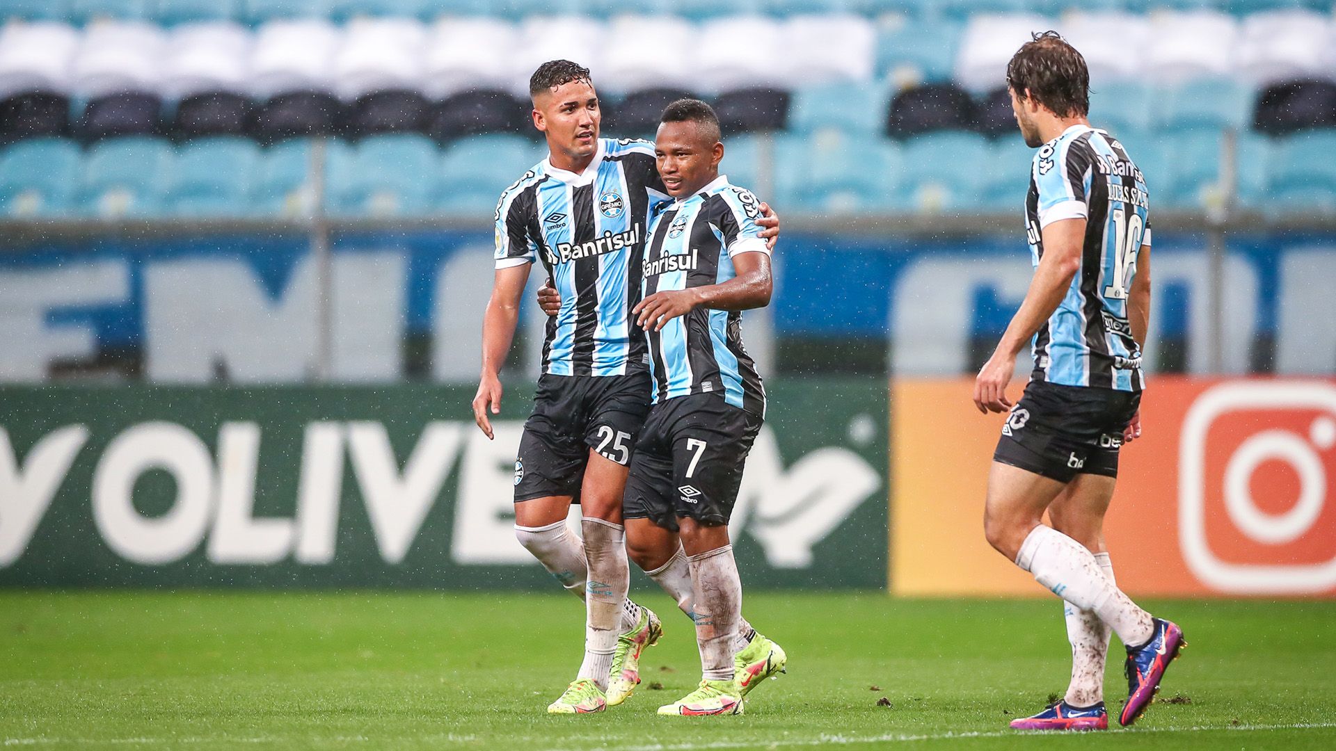 Jhonata Robert, Campaz, Lucas Silva comemoram, Grêmio x RB Bragantino, Brasileirão, 16112021