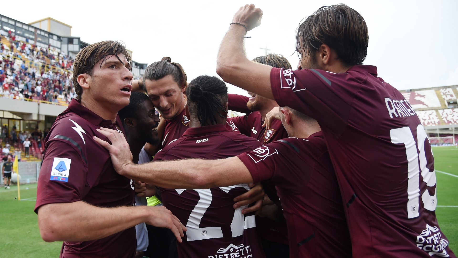 Salernitana celebrating Djuric Genoa