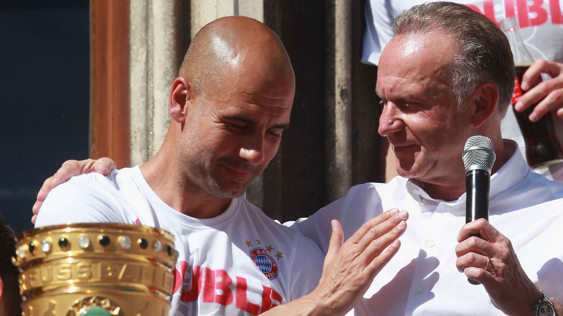 Pep Guardiola Karl-Heinz Rummenigge Bayern München Double-Feier Marienplatz 22052016