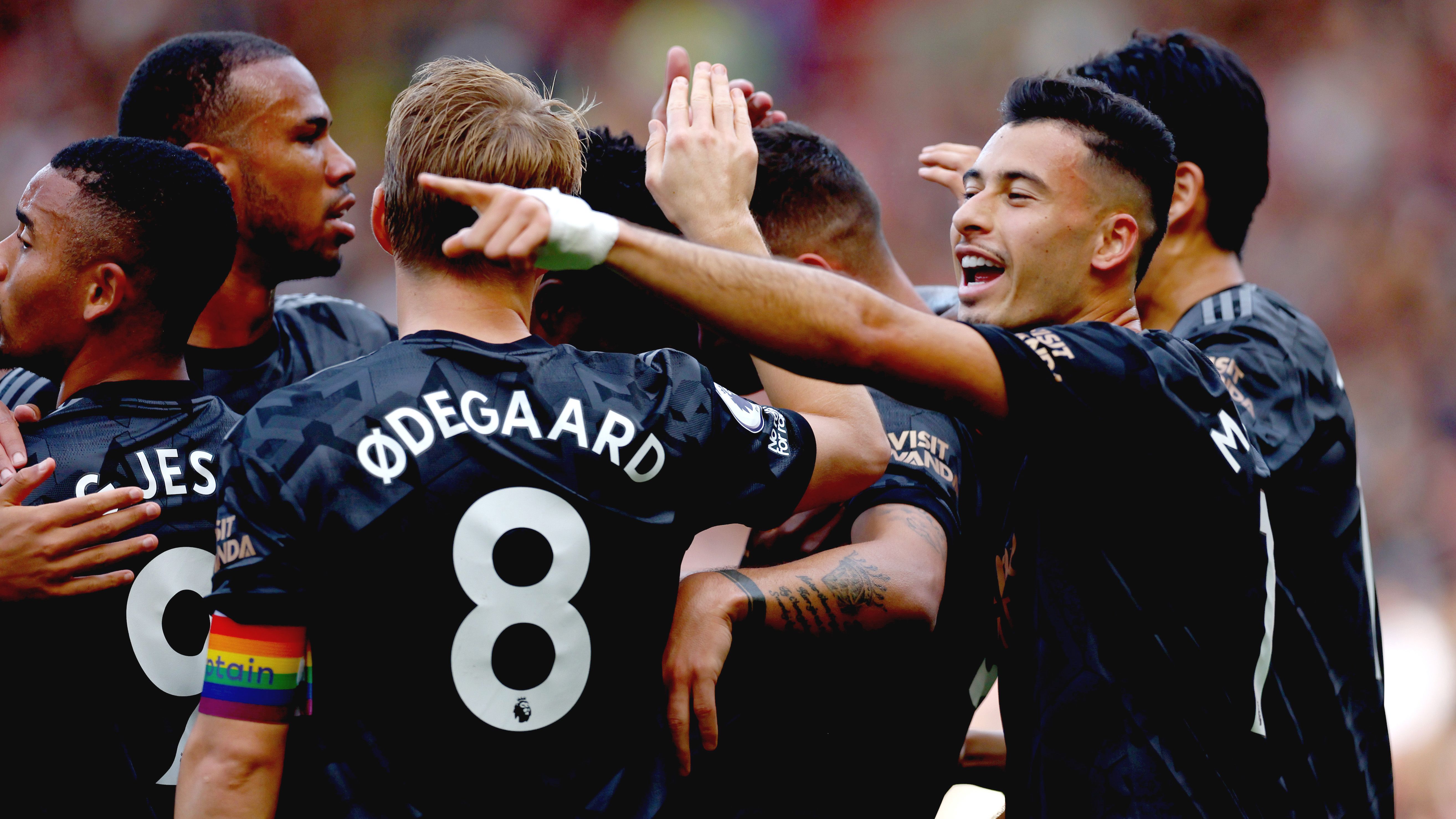 Granit Xhaka del Arsenal celebra con sus compañeros después de marcar el primer gol de su equipo durante el partido de la Premier League entre el Southampton FC y el Arsenal FC