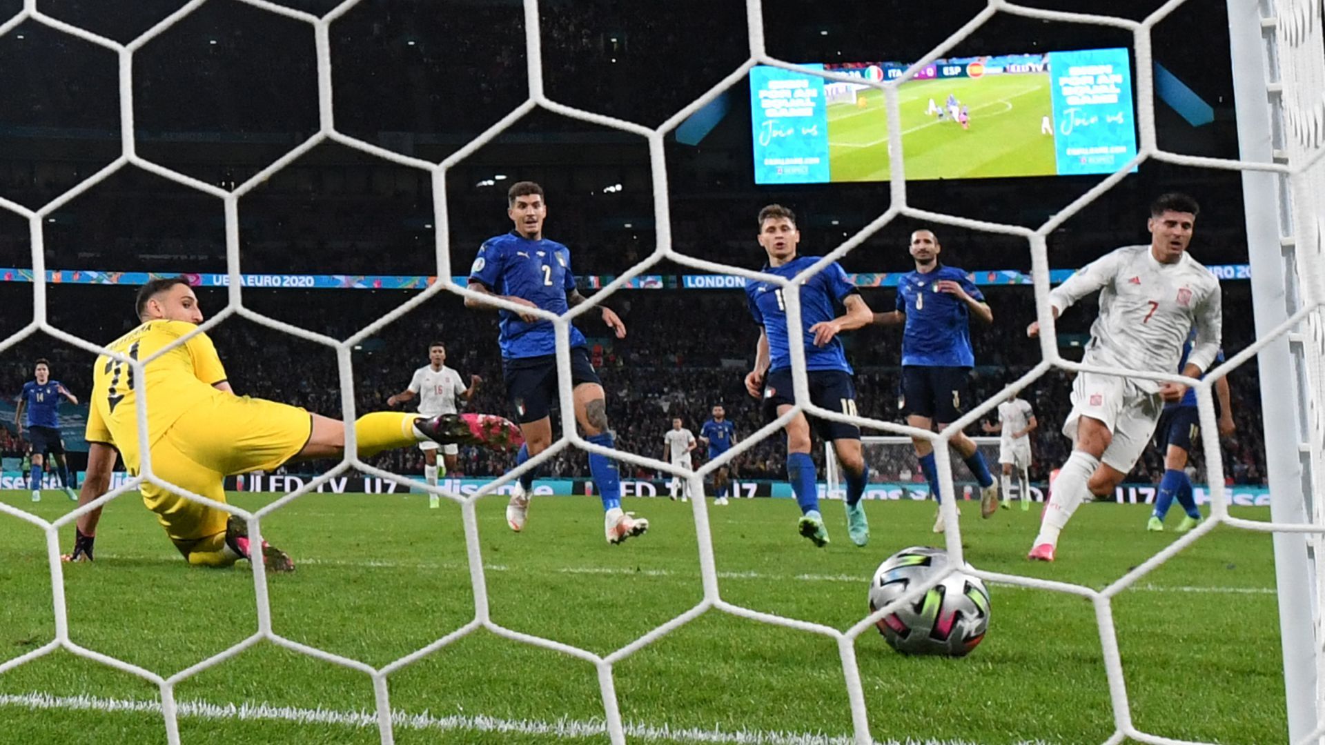 Смотрит футбол италия испания. Италия испания футбол. Смотрит футбол италия испания. Италия испания лига наций. Испания италия 2021.