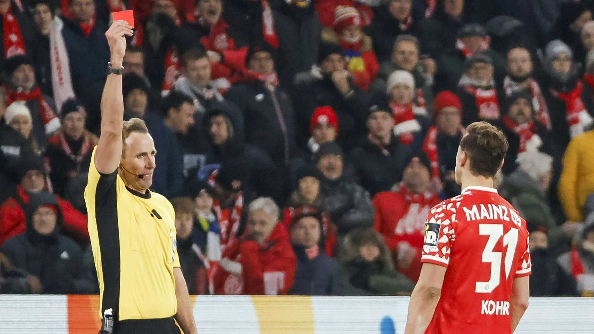 Dominik Kohr sieht Rot von Sascha Stegemann (© IMAGO/Steinsiek.ch/SID/Grant Hubbs)