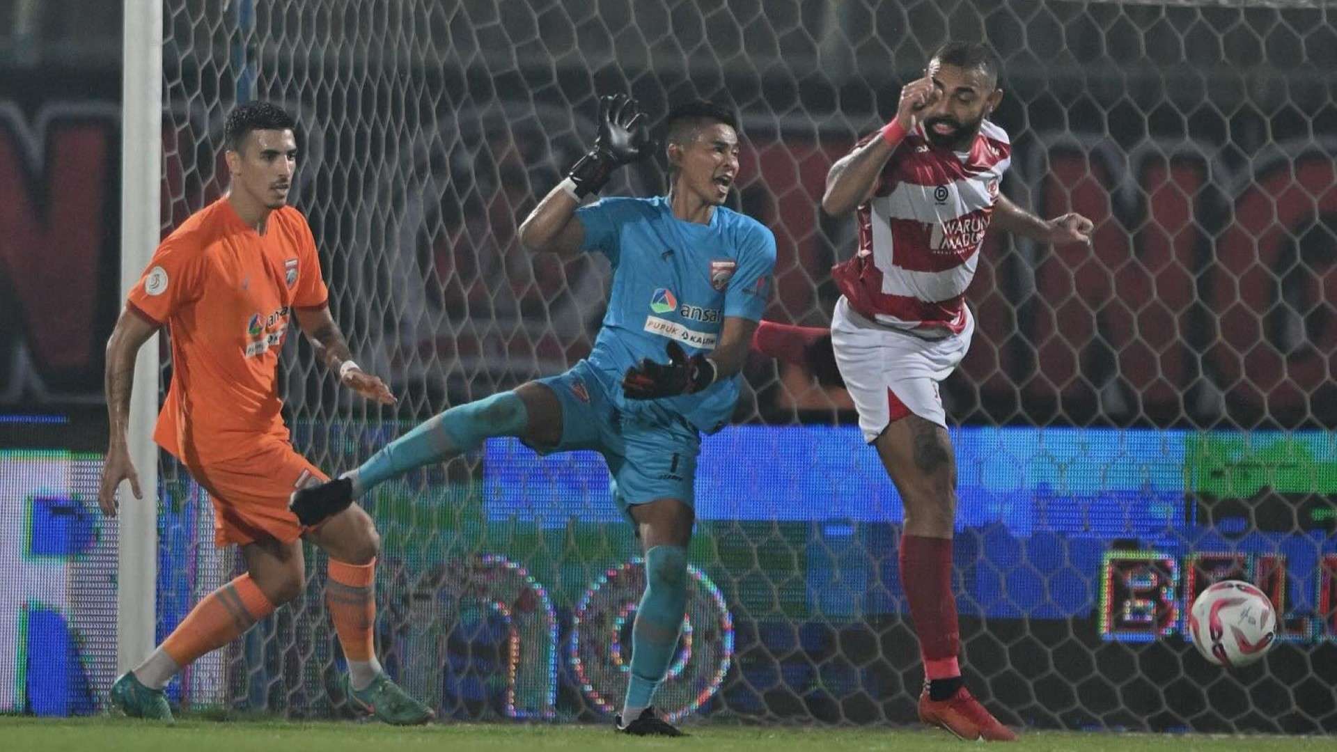 Madura United vs Borneo FC