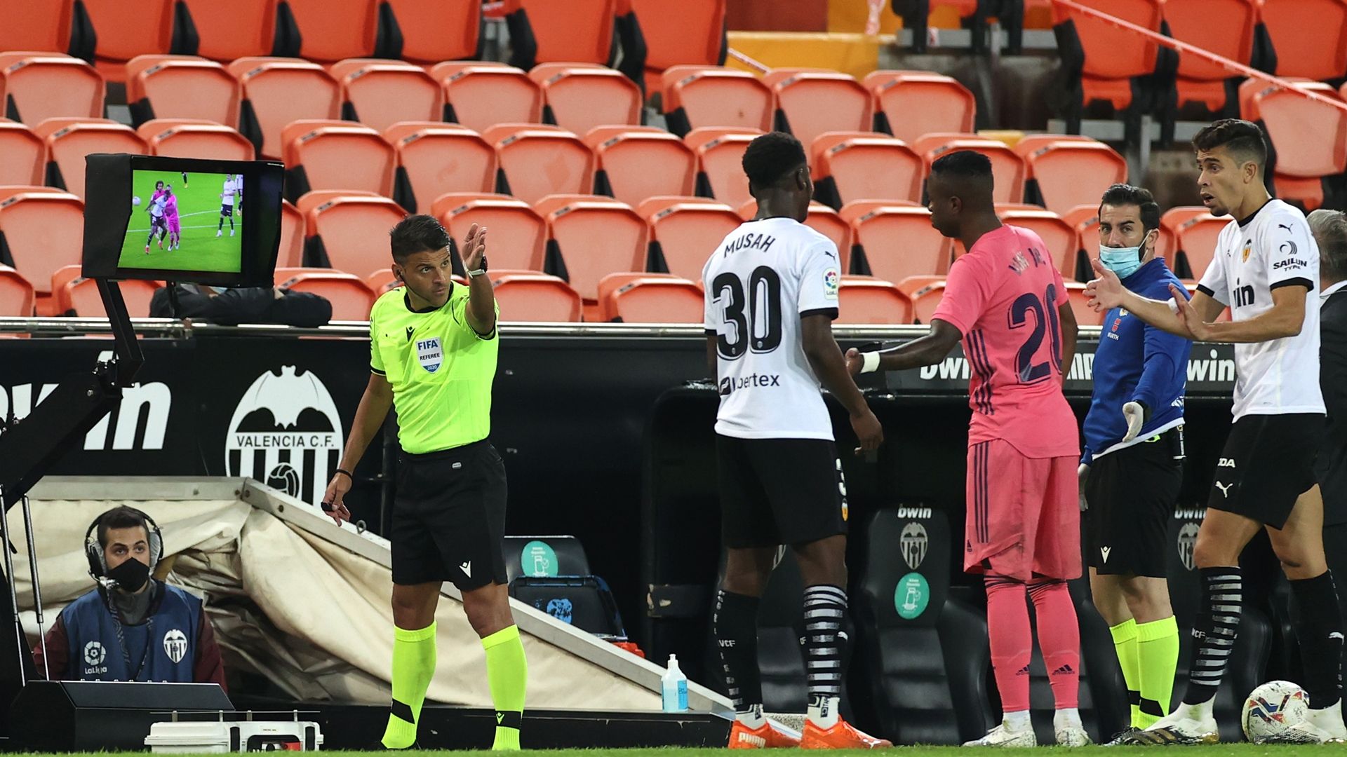 El árbitro Gil Manzano y el VAR en el Valencia vs. Real Madrid