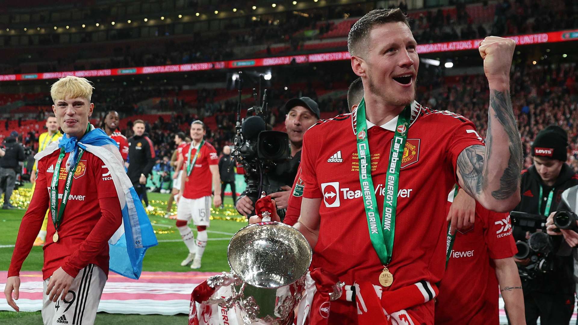 Wout Weghorst Manchester United 2022-23 Carabao Cup trophy