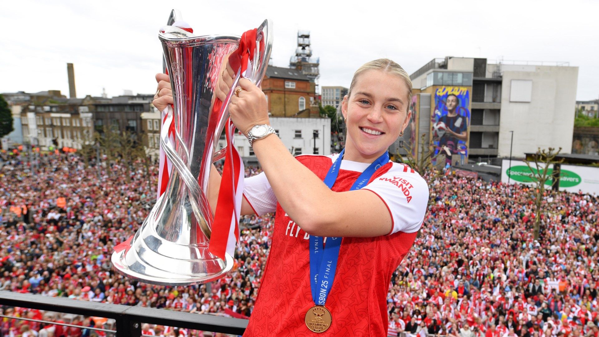 Alessia Russo Arsenal UWCL trophy 2025