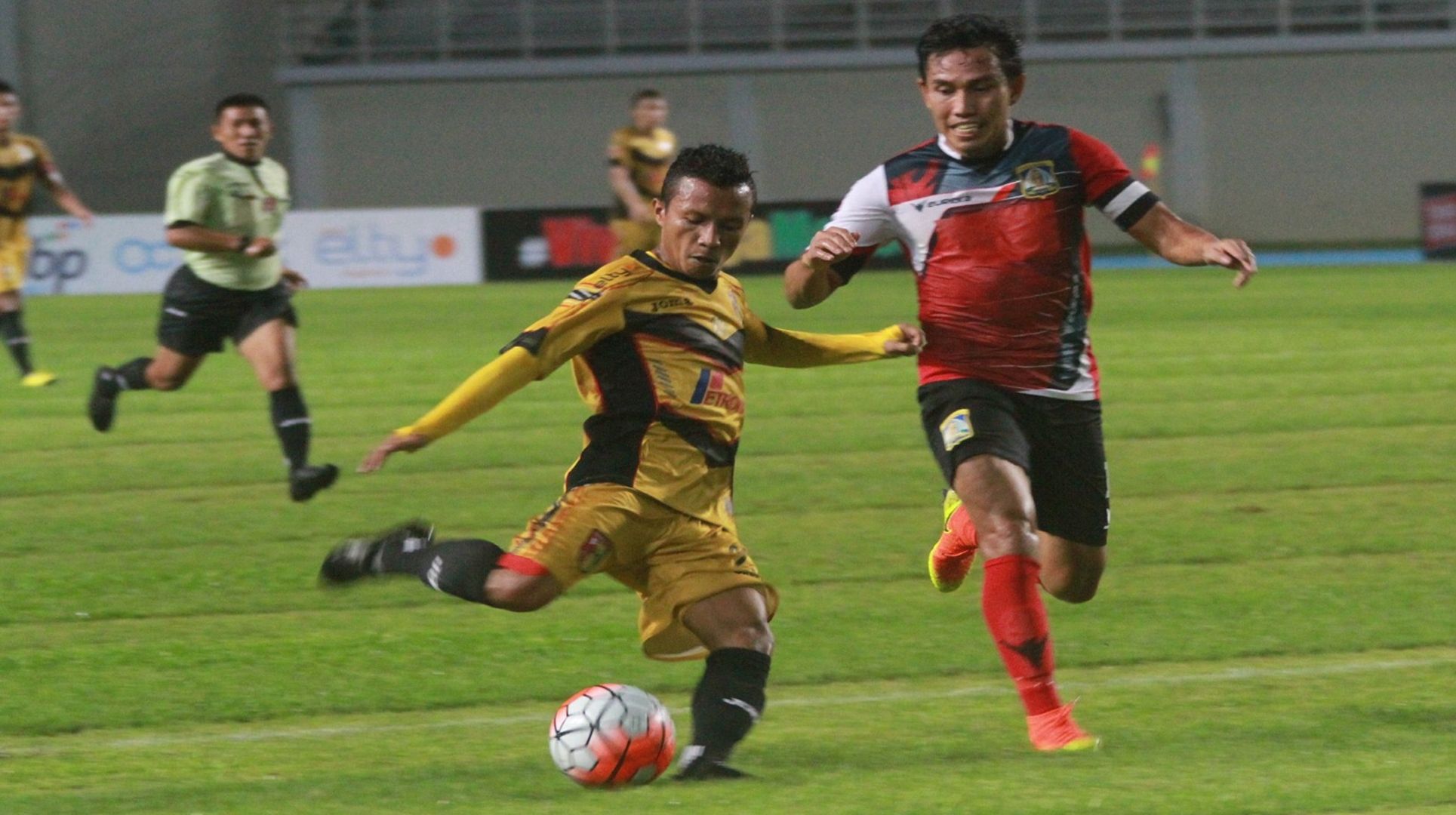 Bima Sakti berusaha mengejar Hendra Bayauw