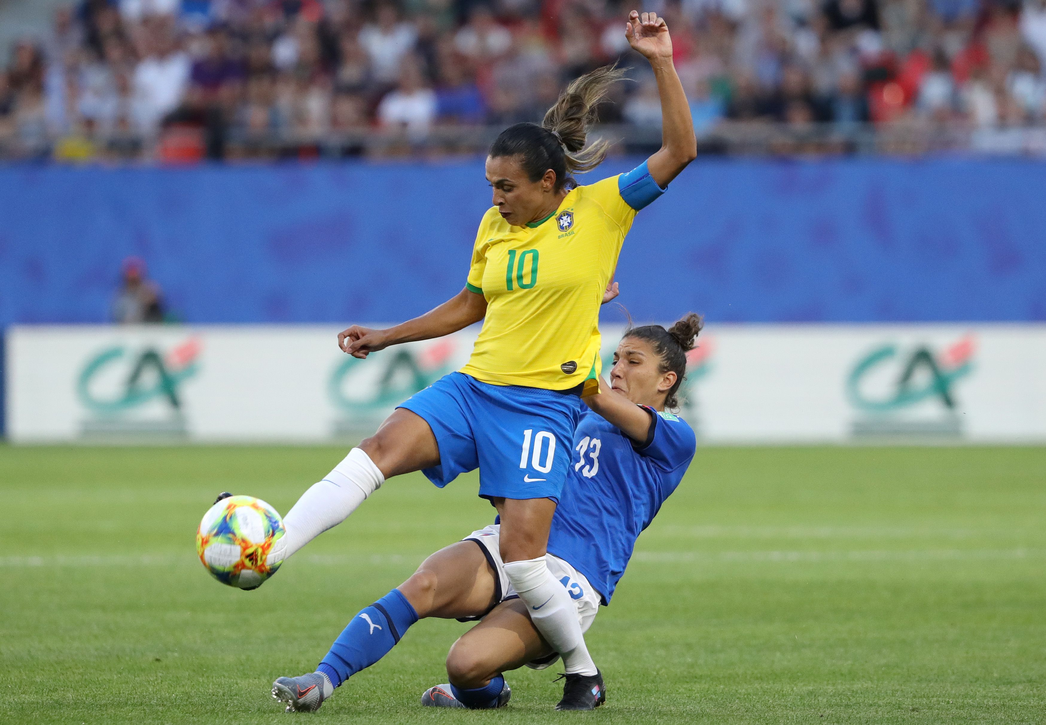 Marta disputa bola com Bartoli em Brasil x Itália