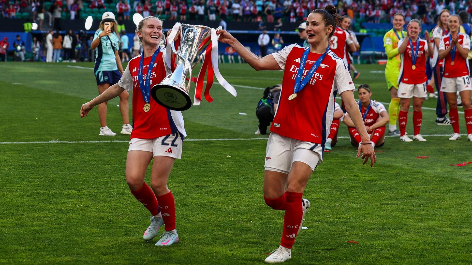 Jenna Nighswonger Emily Fox Champions League trophy Arsenal 2025