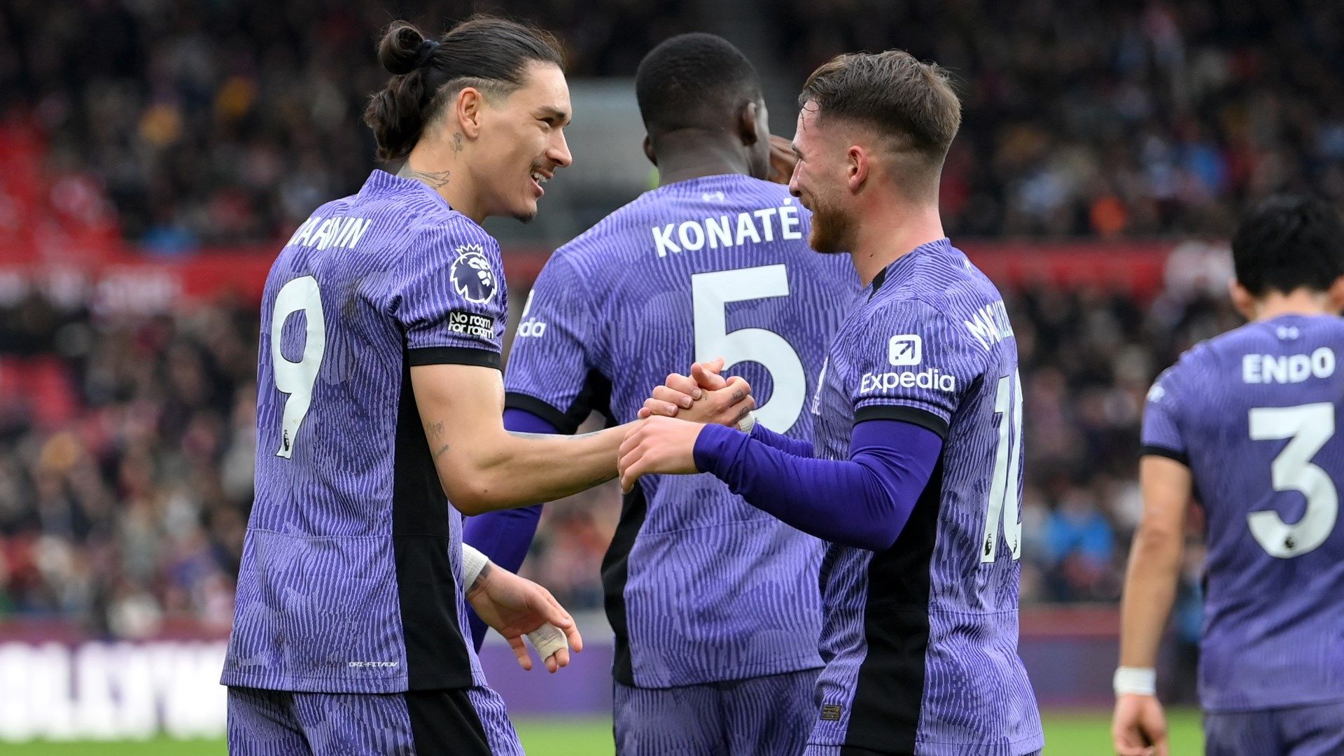 Liverpool celebrating Darwin Nunez goal vs Brentford 2023-24