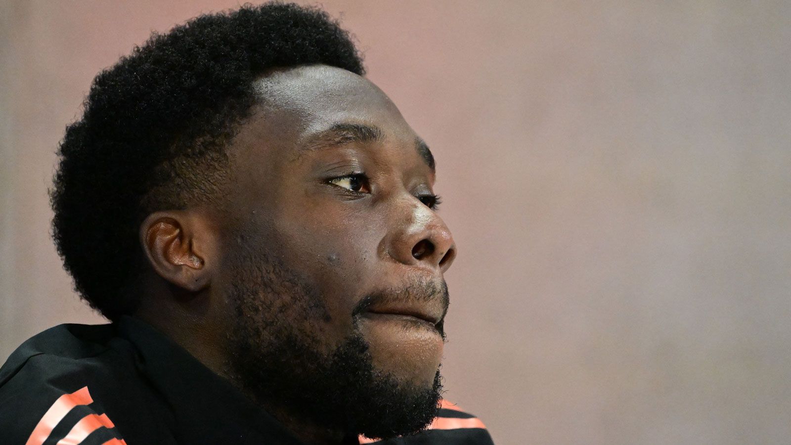 Beim FC Bayern München scheint das Misstrauen zu wachsen! Zoff um Alphonso Davies geht wohl weiter