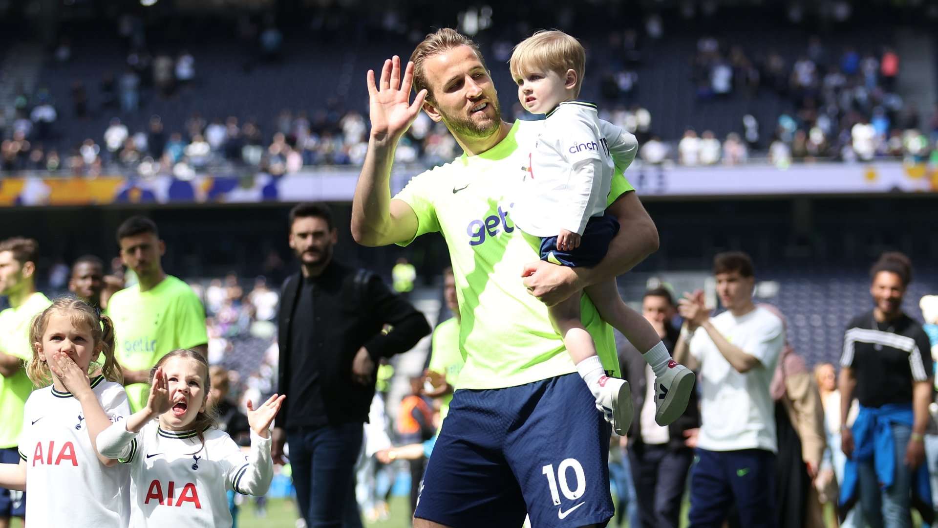 Harry Kane Tottenham lap of honour 2022-23