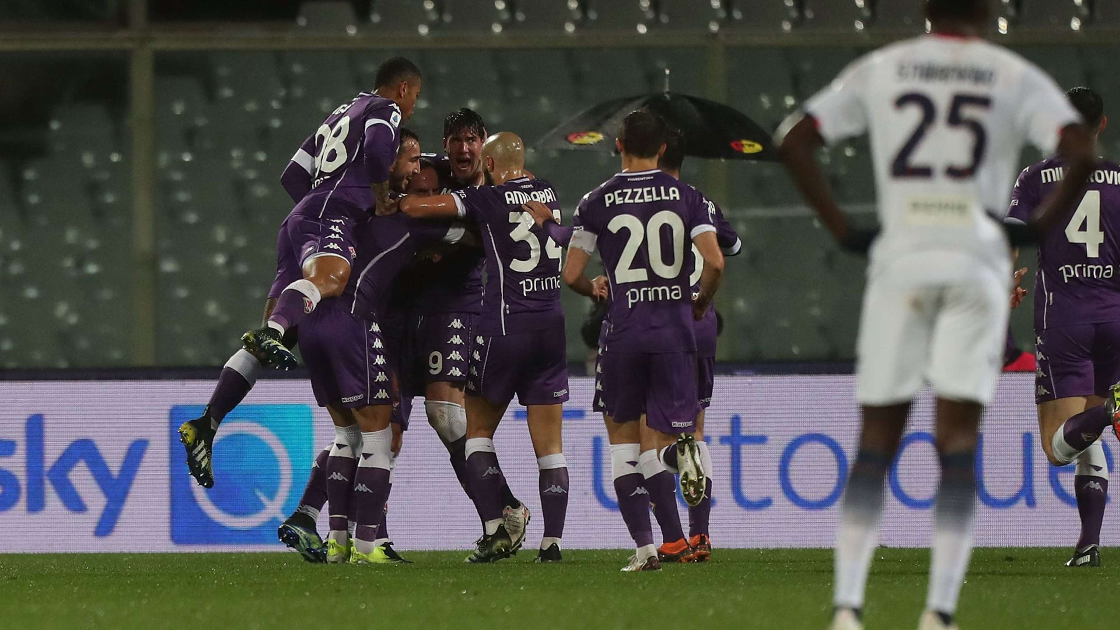 Fiorentina players celebrating Fiorentina Crotone Serie A