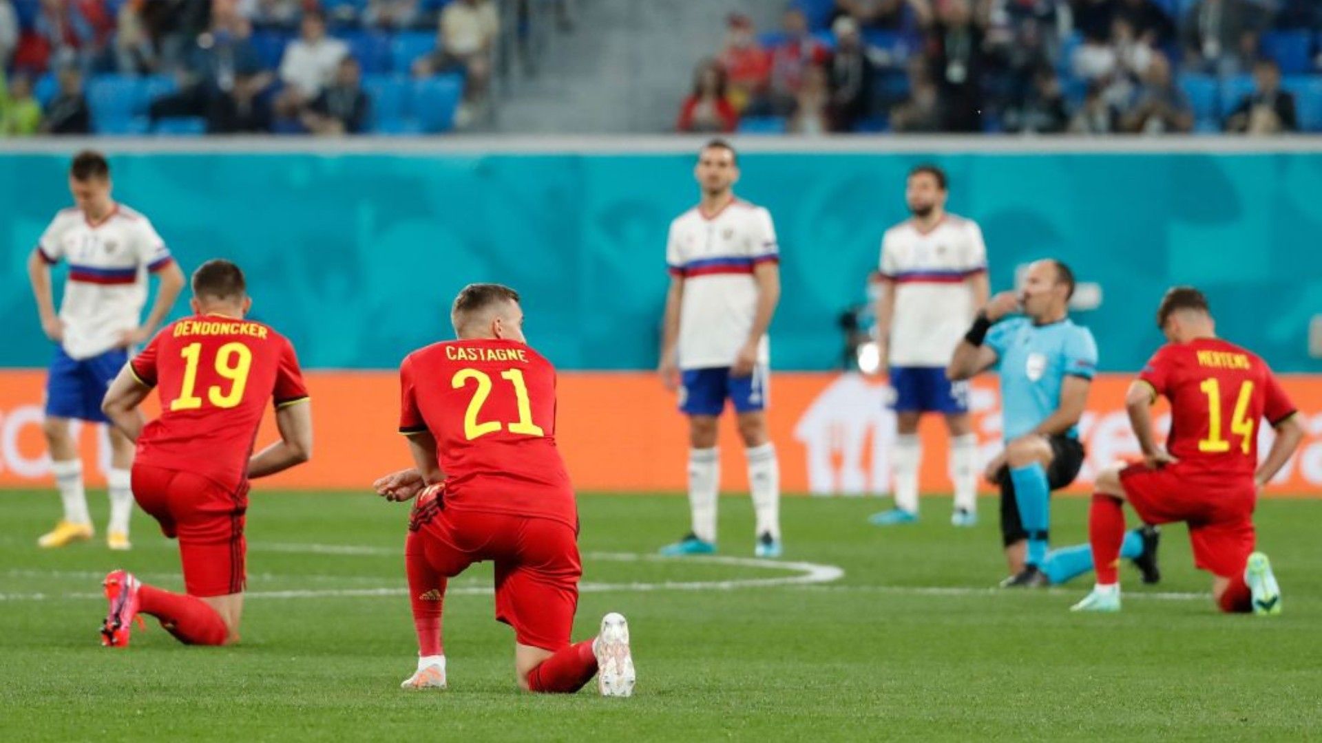 futbolistas de bélgica arrodillados y los re rusia de pie en la eurocopa 2021