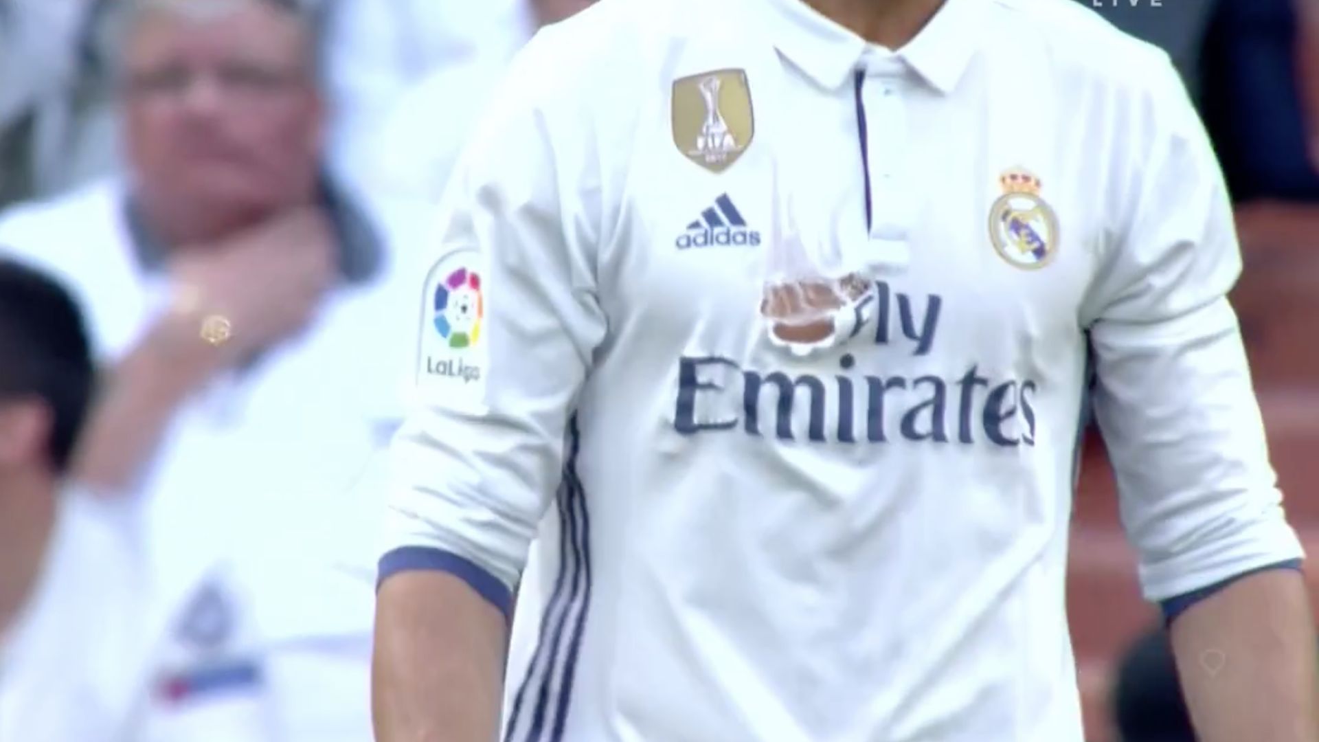 Mercado le rompe la camiserta a Ronaldo