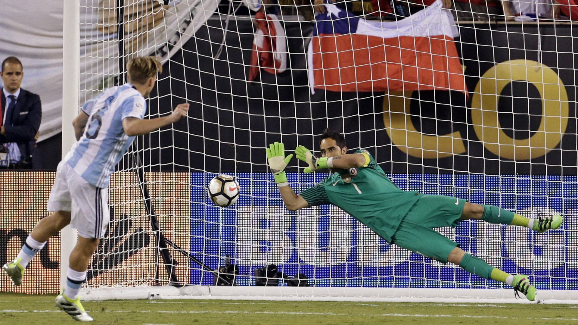 Claudio Bravo Lucas Biglia Chile Argentina Copa America 06262016