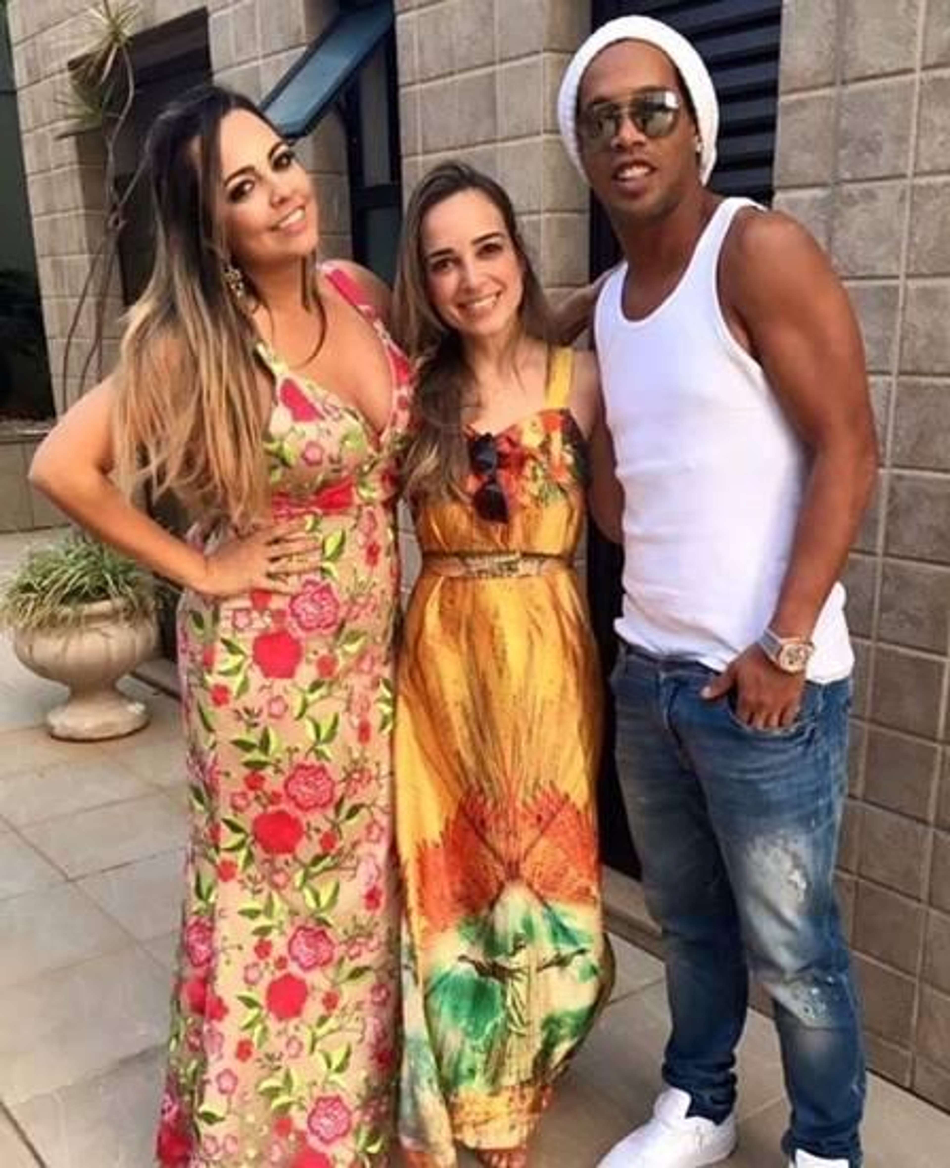 Ronaldinho and his two wifes