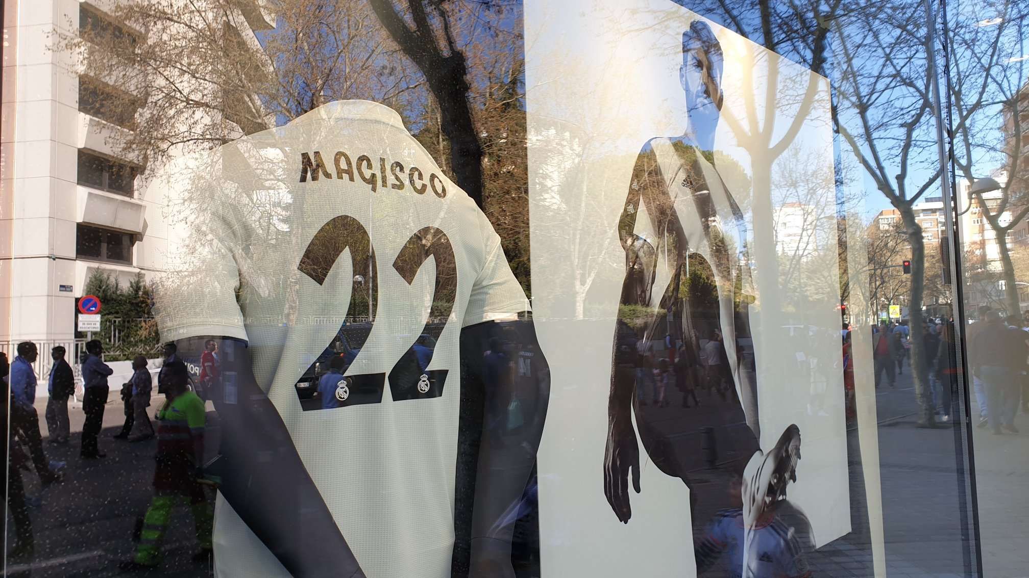 La camiseta de Isco, en la tienda del Bernabéu.