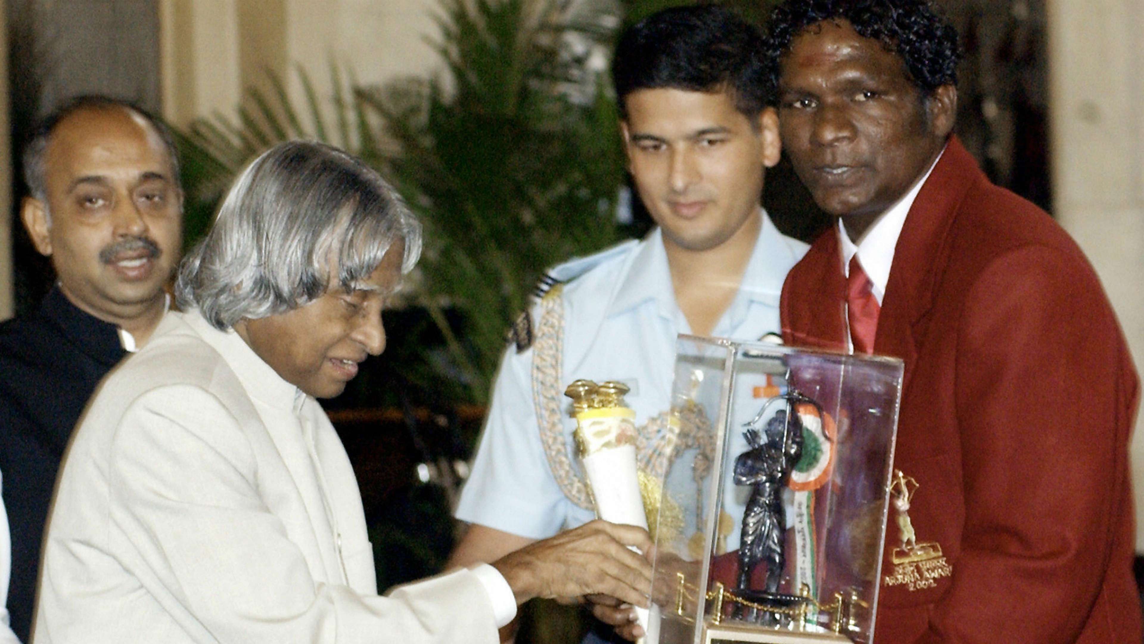 Indian President A.P.J. Abdul Kalam (2-L) presents the Arjuna Award to Indian footballer I.M. Vijayan 08292003