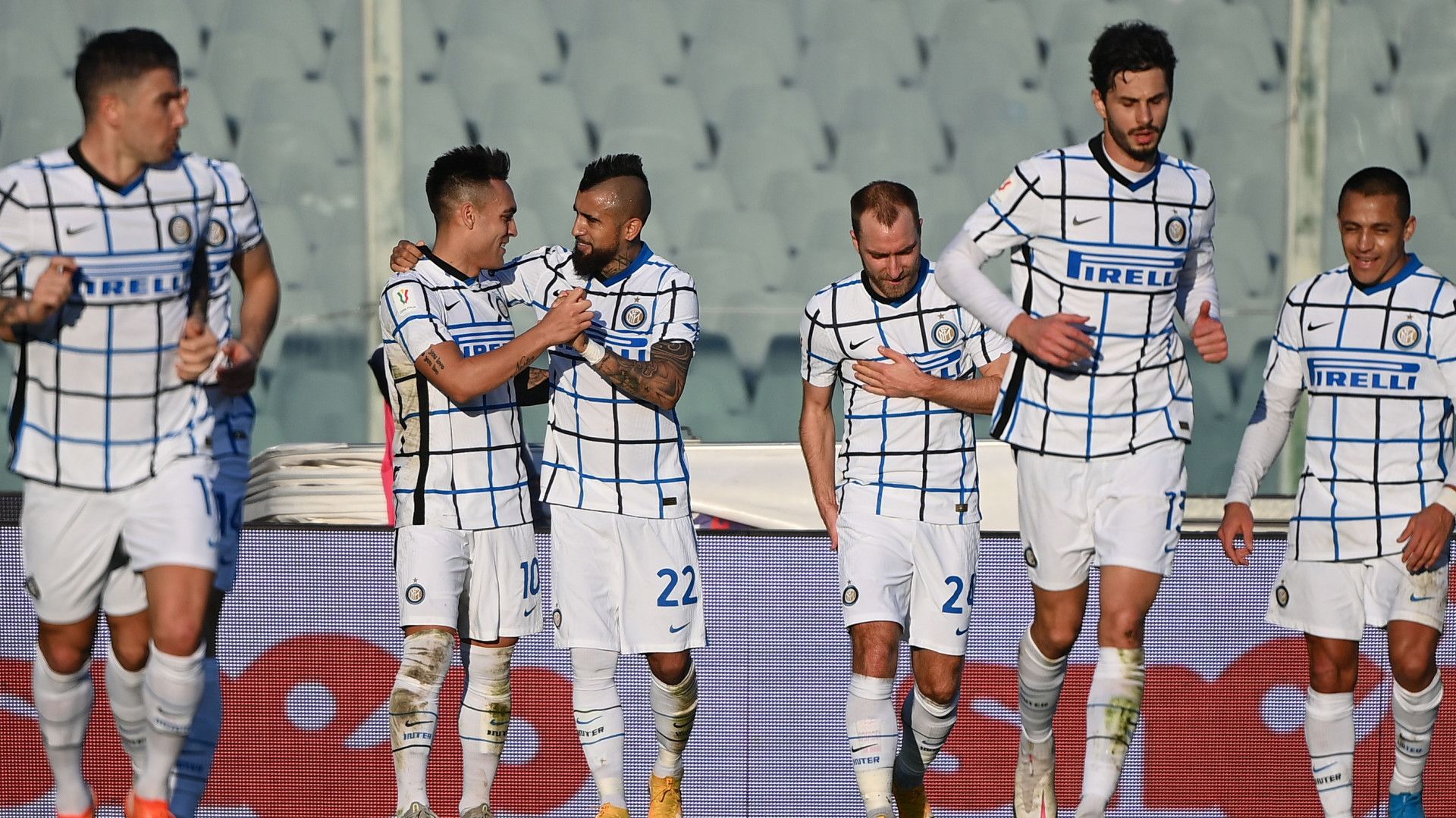 Arturo Vidal Inter celebrating Fiorentina