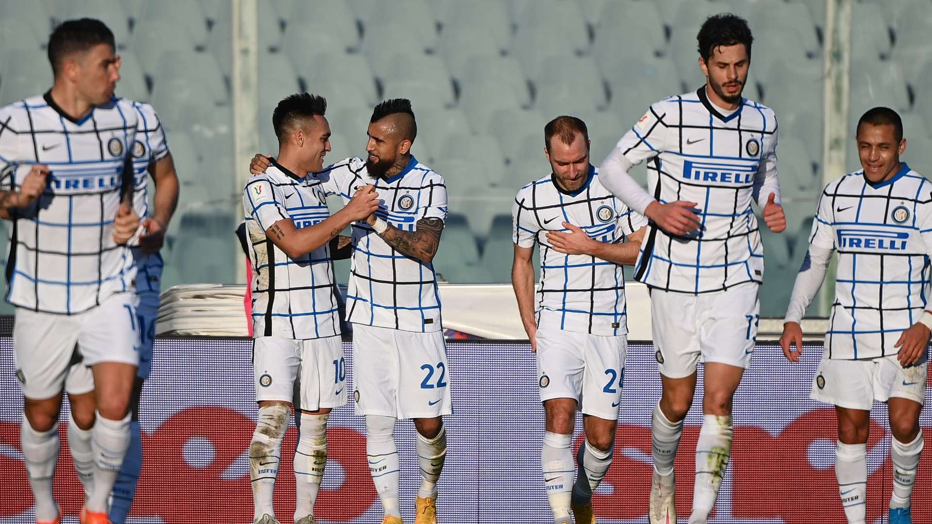Arturo Vidal Inter celebrating Fiorentina