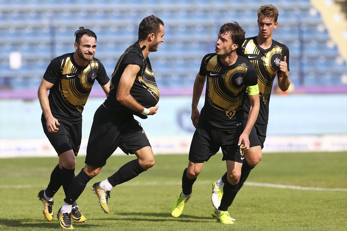 Osmanlispor Sokol Cikalleshi Musa Cagiran Numan Curuksu goal celebration Kasimpasa 09302017