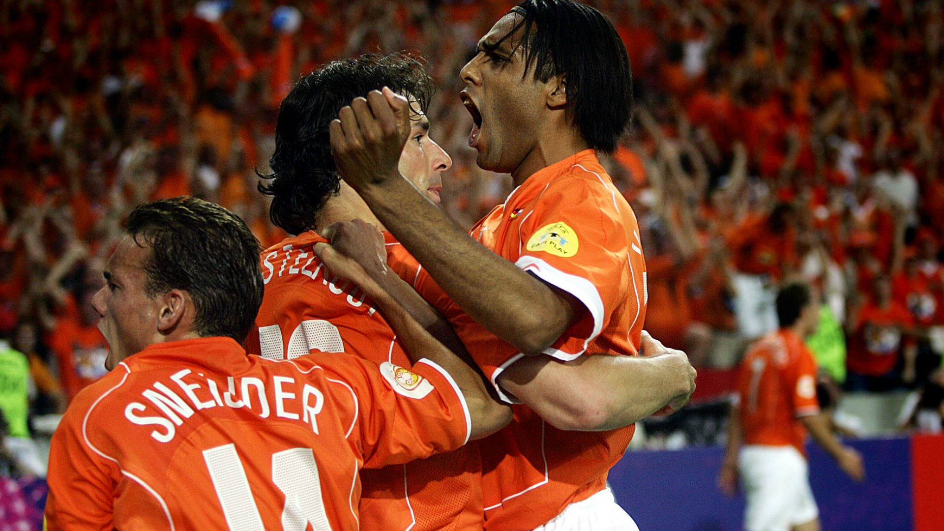 Wesley Sneijder, Pierre van Hooijdonk, Netherlands 06152004