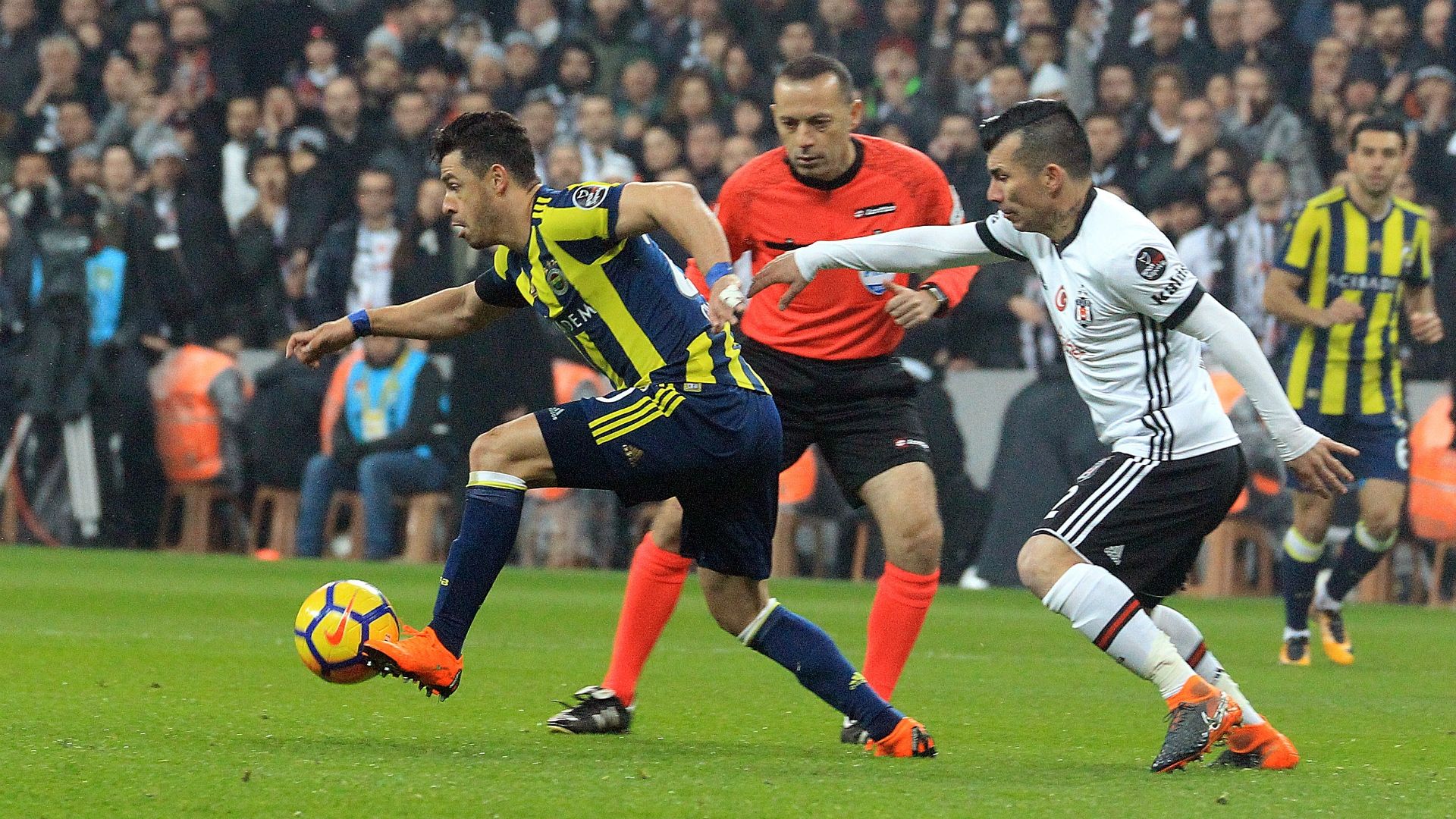 Giuliano Gary Medel Fenerbahce Besiktas 02252018