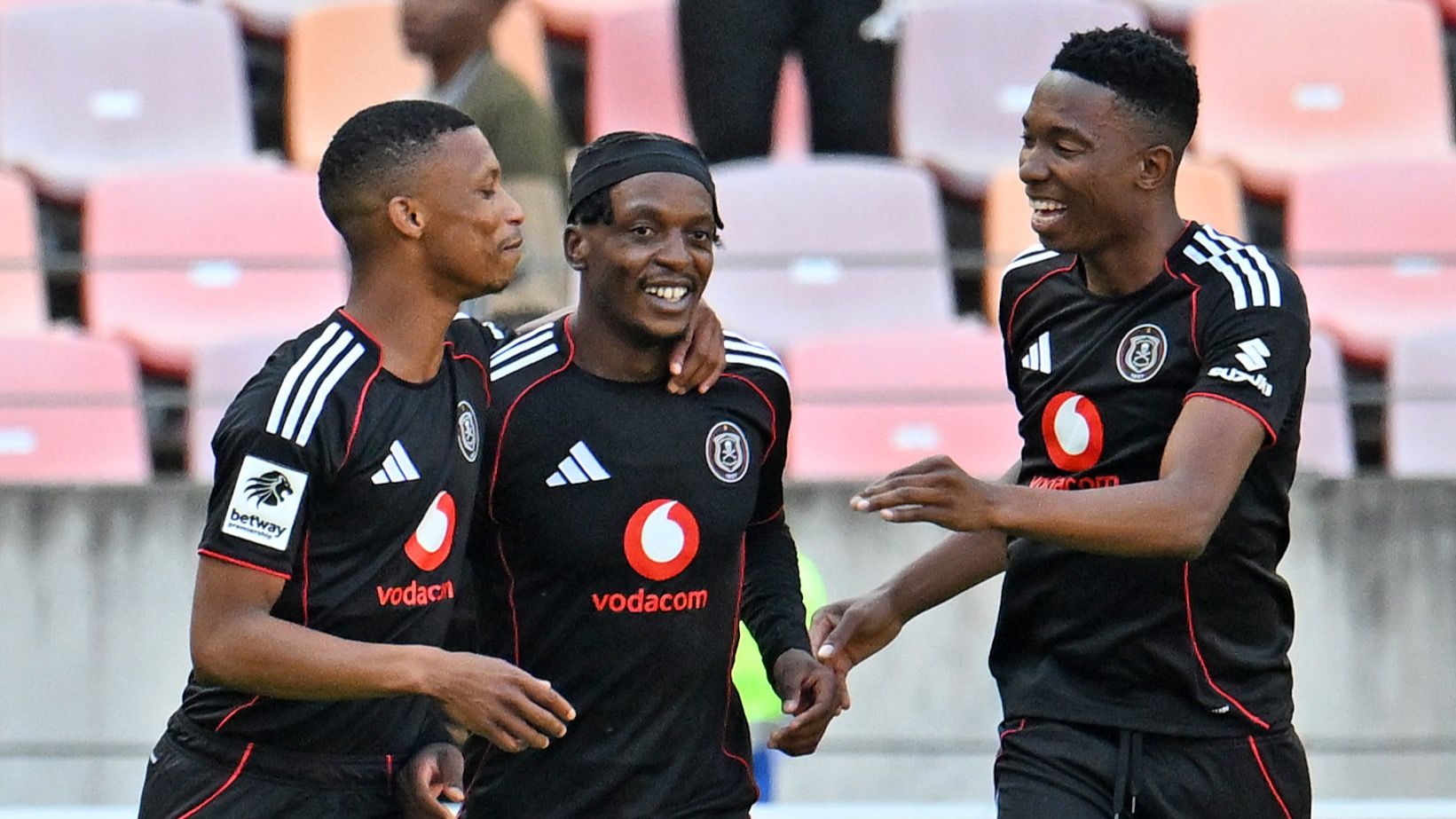 This Orlando Pirates is so dangerous, at least the tallest man Abdeslam  Ouaddou is safe from insults for now! Kaizer Chiefs will show the Bucaneers  how to go five games unbeaten with