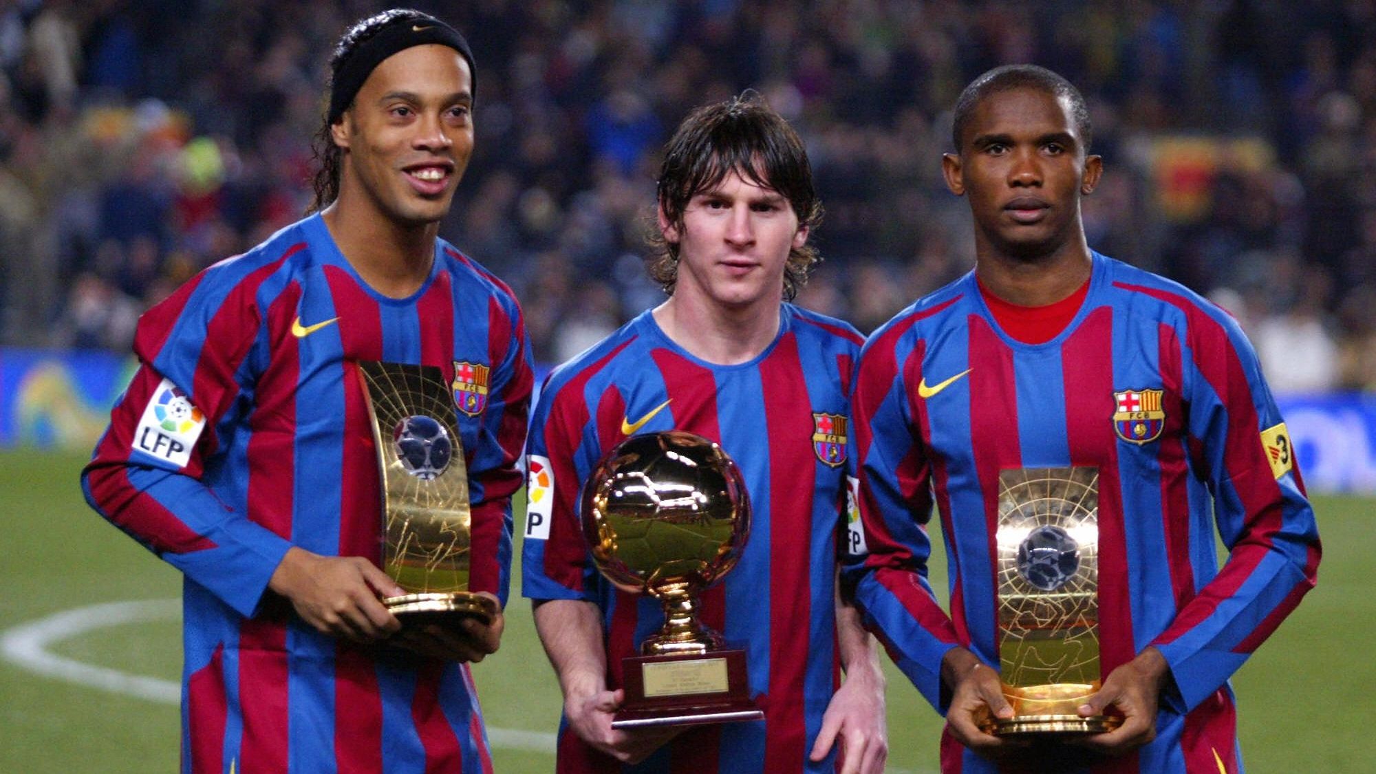 FC Barcelona's Brazilian Ronaldinho(L) Samuel Eto'o (R) of Cameroon hold the trophies of FIFA World Player of the Year and Argentinian Leo Messi with his Golden Boy trophy before the Spanish League football match against Celta at the Camp Nou stadium in Barcelona, 20 December 2005. 