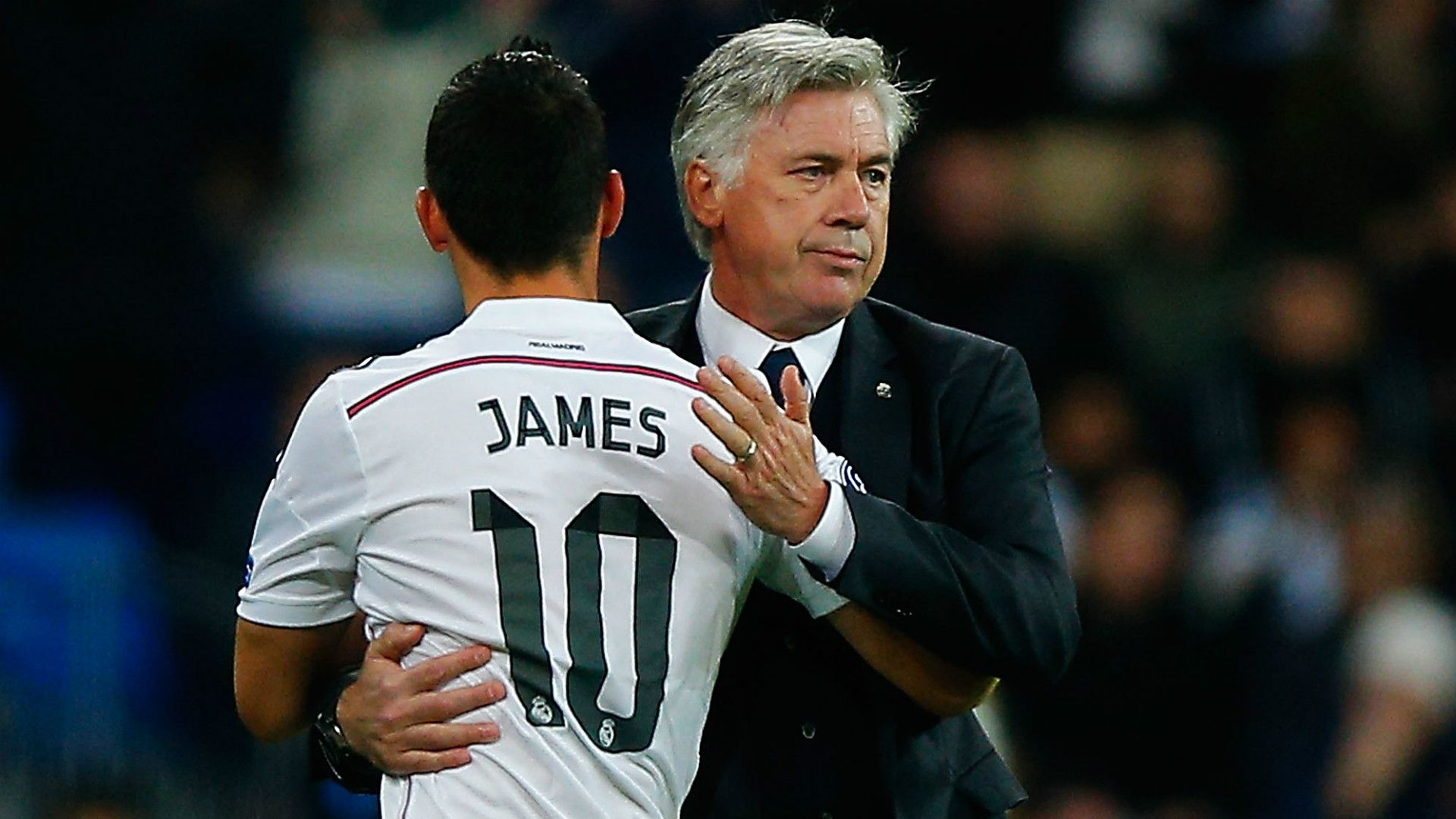 Abrazo de Ancelotti a James en el momento de la sustitución