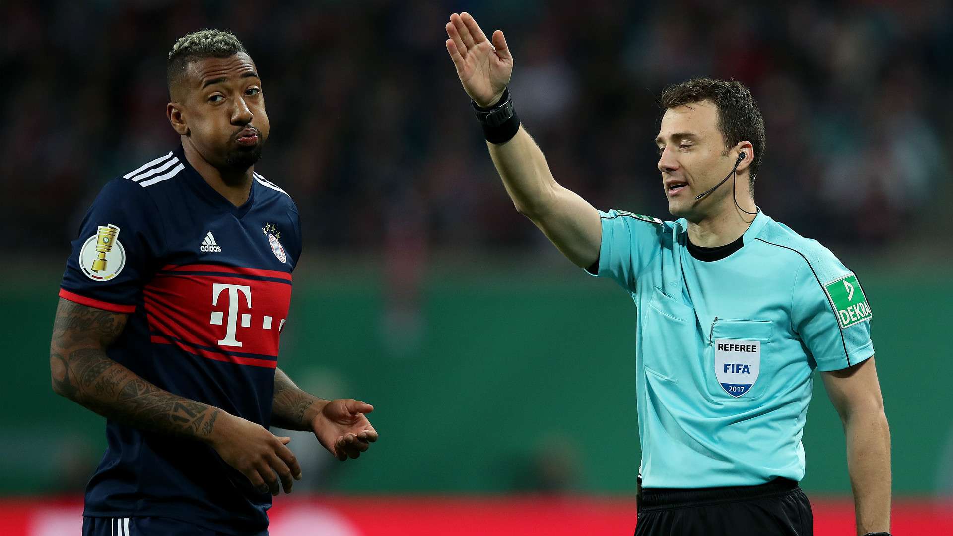 JEROME BOATENG BAYERN MÜNCHEN REFEREE FELIX ZWAYER GERMAN CUP DFB POKAL 25102017