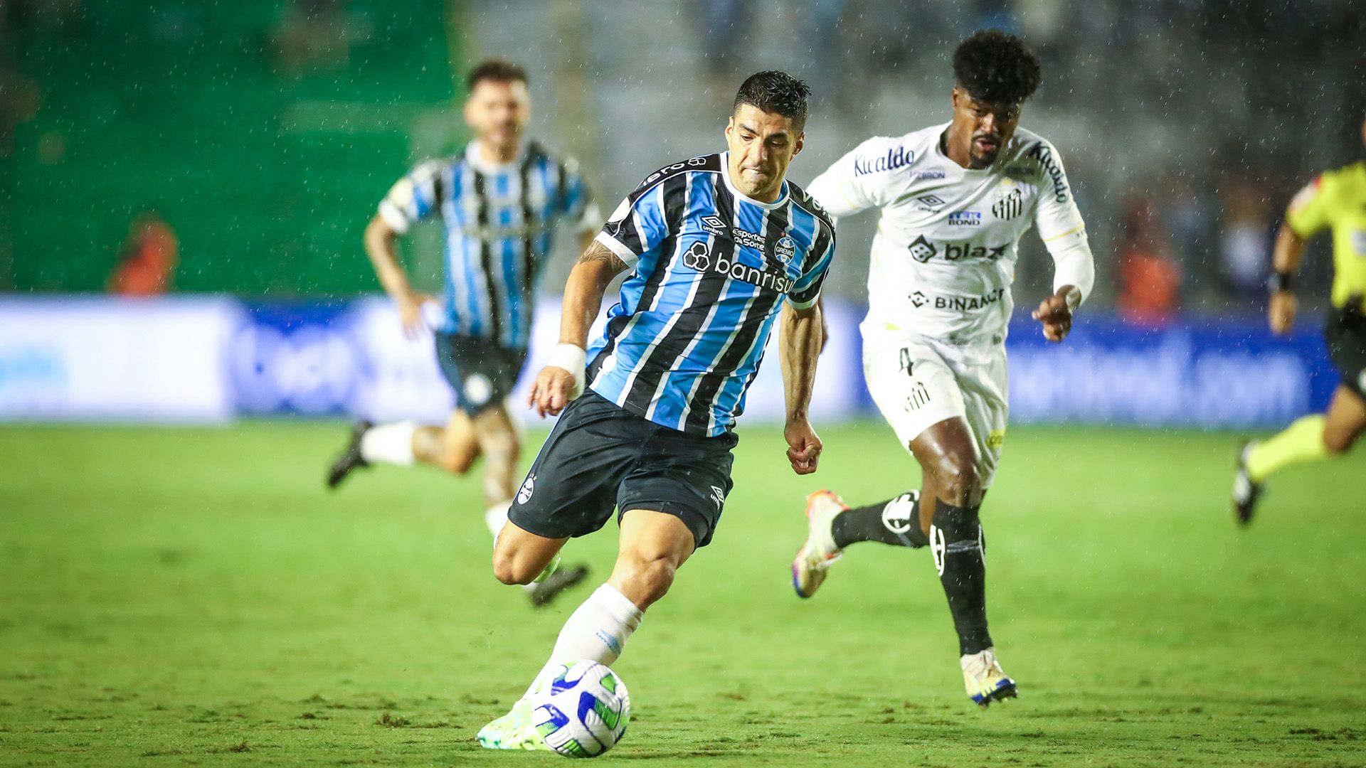 (só slidelist) Luis Suárez perde pênalti em Grêmio 1 x 0 Santos 16042023