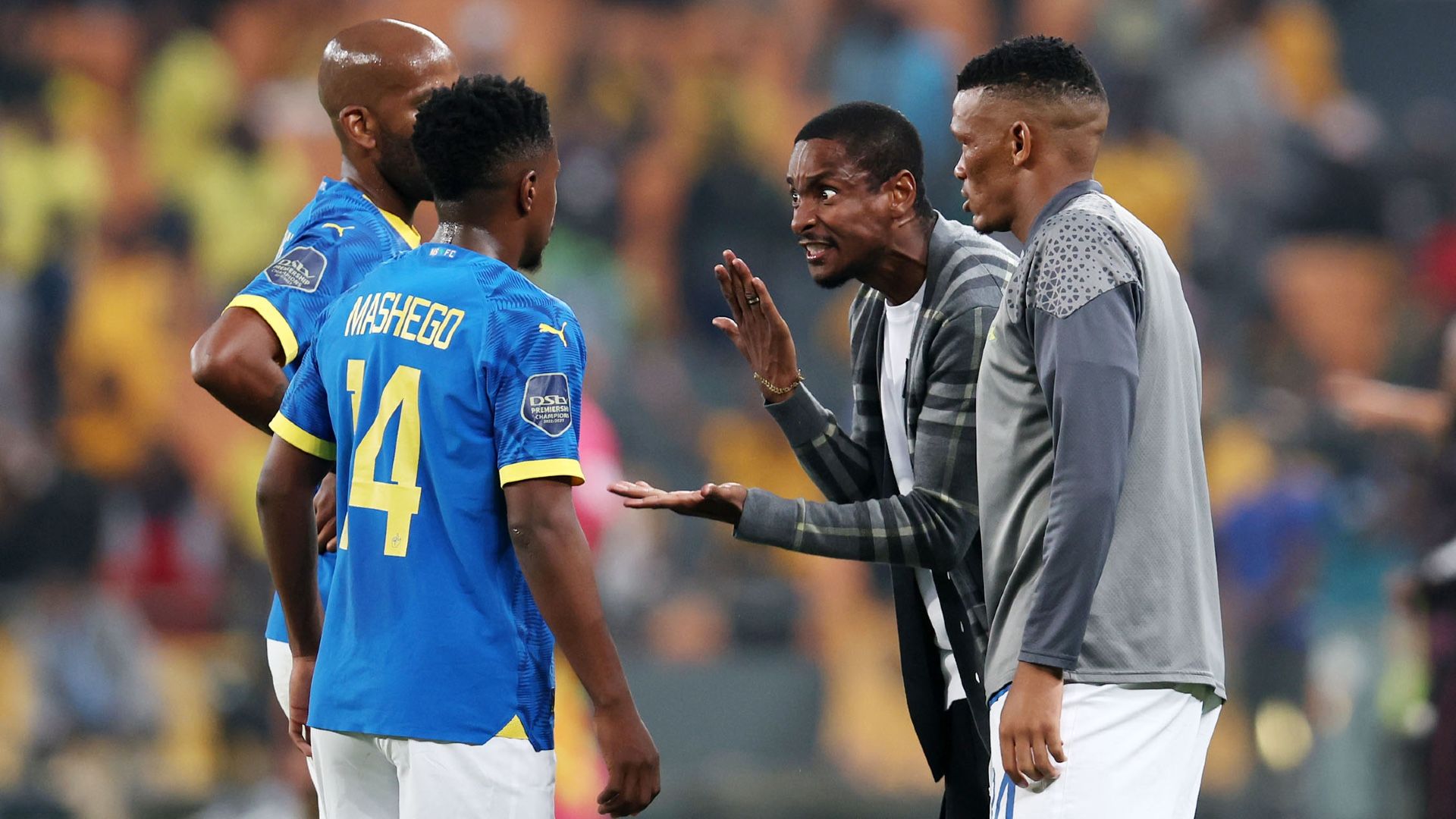 Rhulani Mokwena and players of Mamelodi Sundowns