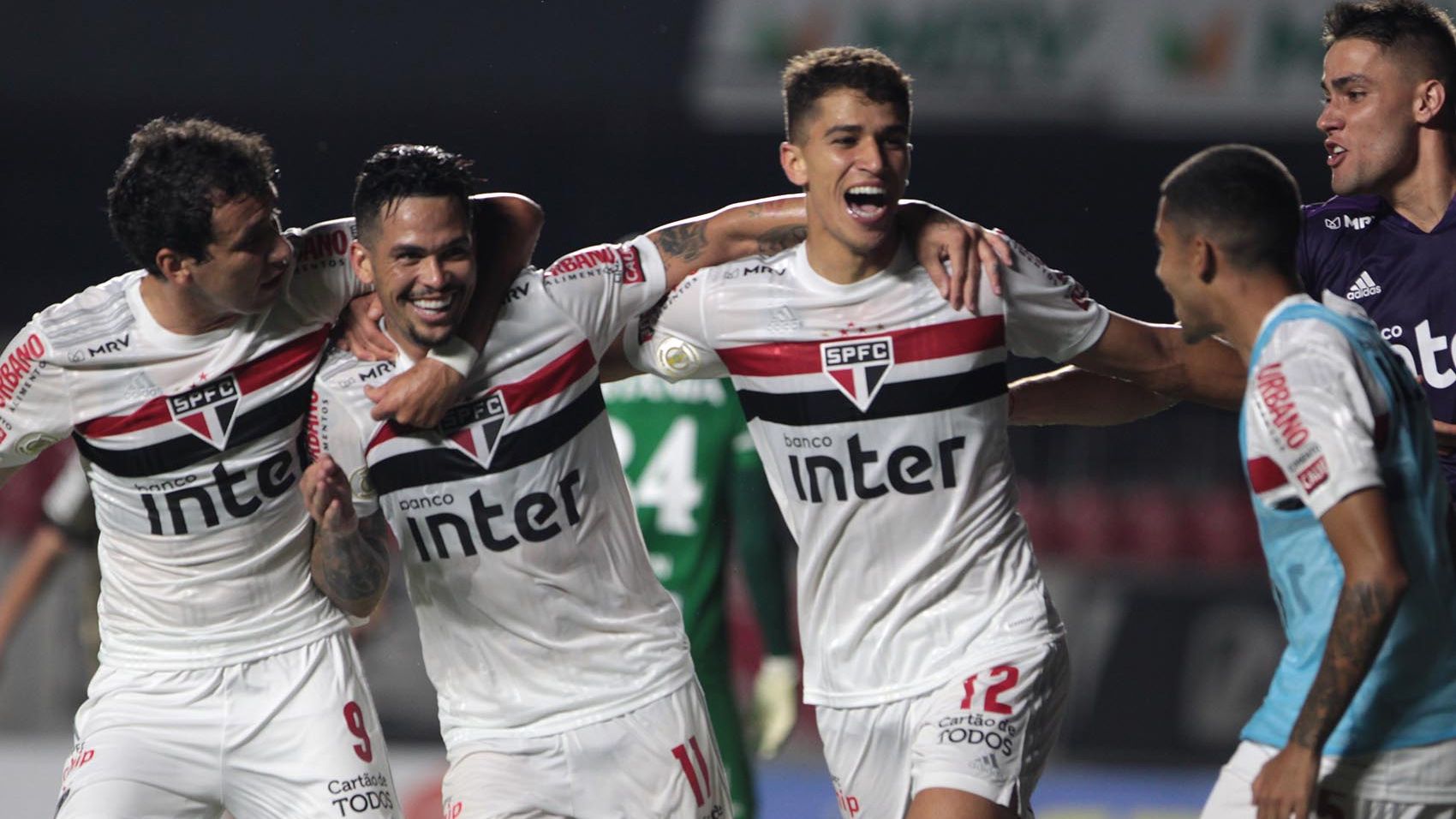 Luciano festeja em São Paulo x Coritiba