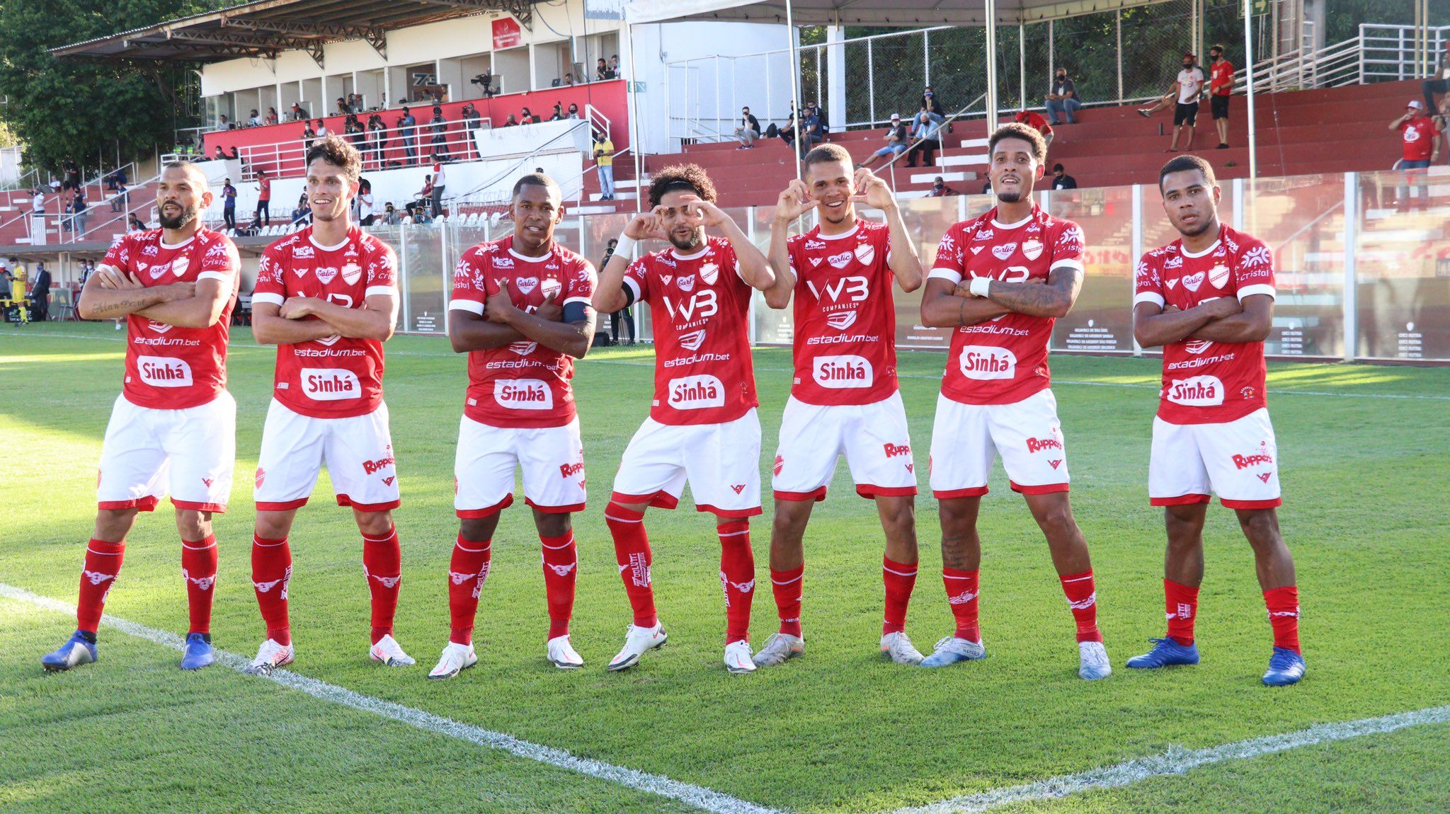 Vila Nova comemora goleada