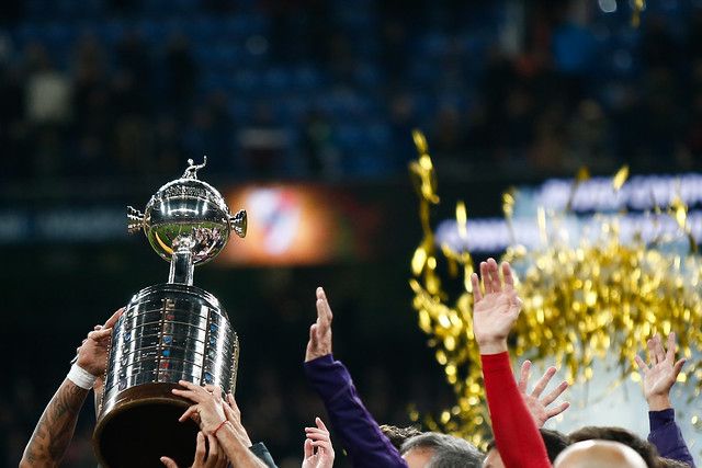 Jogadores do River Plate levantam a taça após a vitória sobre o Boca na final da Conmebol Libertadores de 2018
