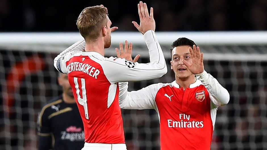 Per Mertesacker Mesut Ozil Arsenal Dinamo Zagreb Champions League 241115