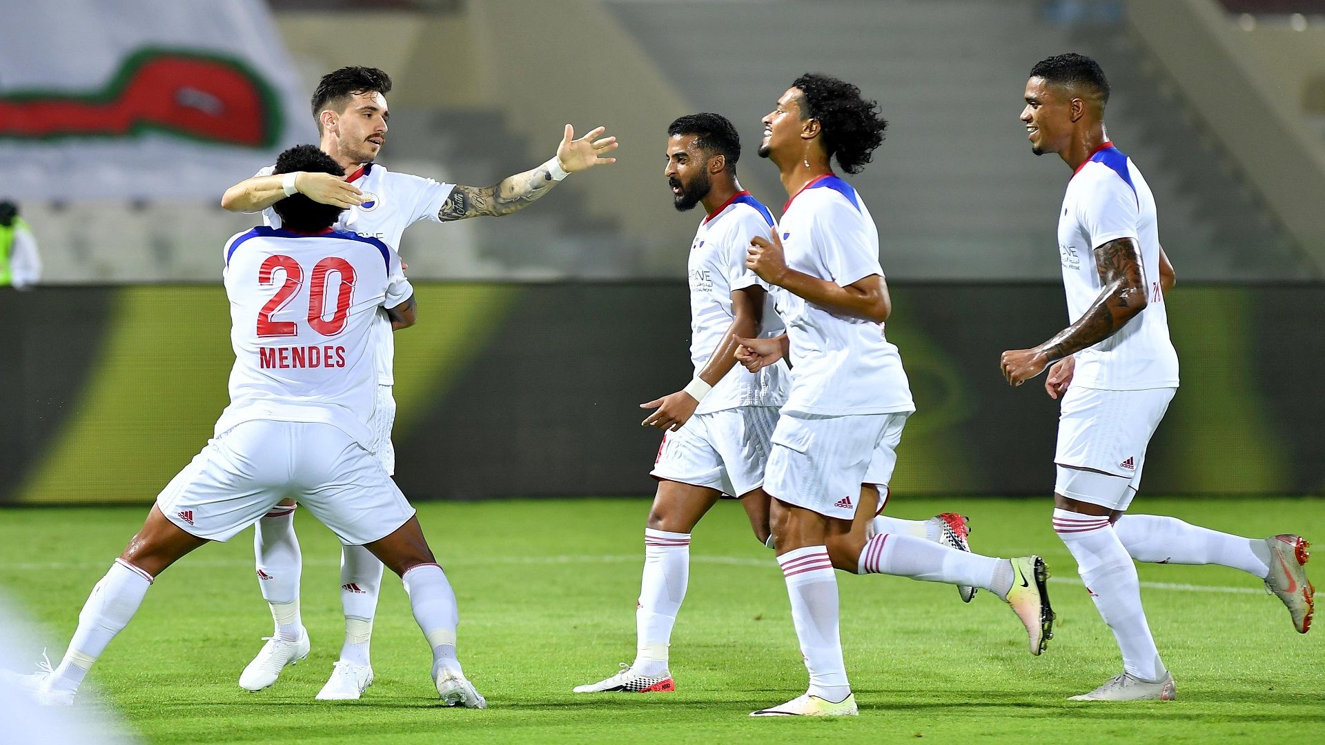 احتفال لاعبي الشارقة بالانتصار على العين