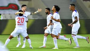 احتفال لاعبي الشارقة بالانتصار على العين