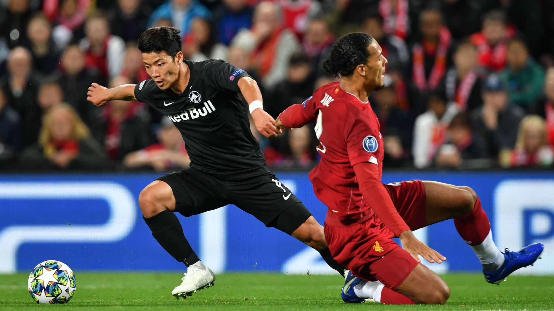 Hee-Chan Hwang Virgil van Dijk Red Bull Salzburg 2019