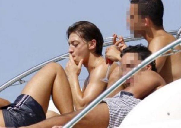 Ozil Smoking
