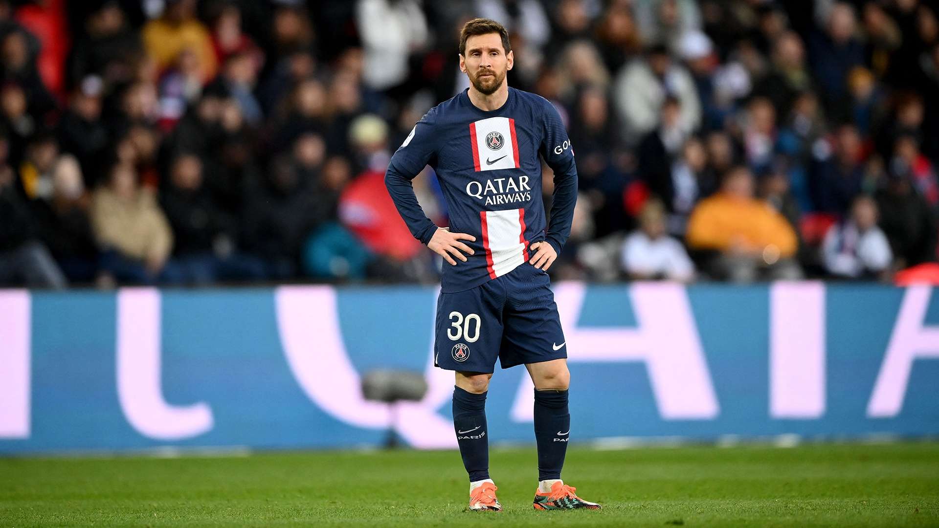 Lionel Messi stands PSG Rennes Ligue 1 2022-23