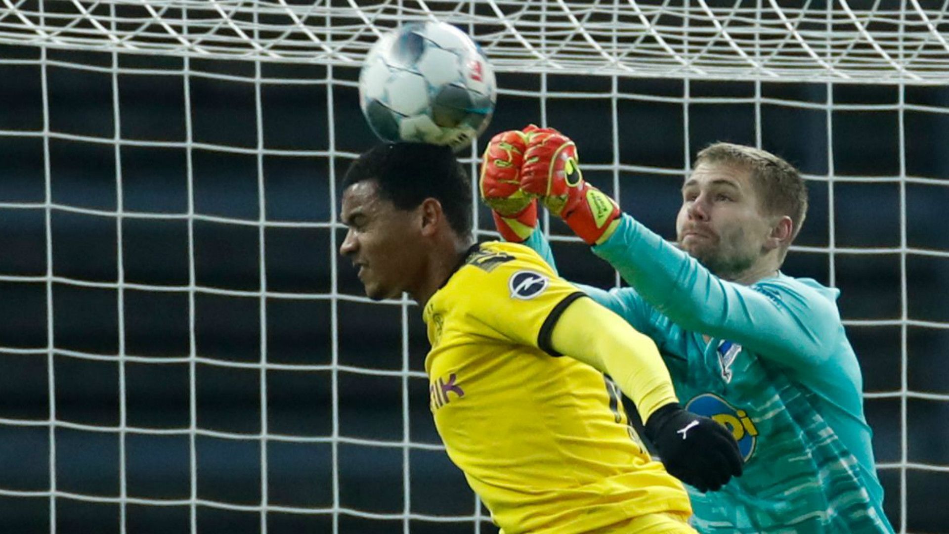 MANUEL AKANJI BORUSSIA DORTMUND BUNDESLIGA 30112019