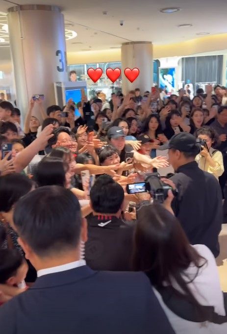 Jesse Lingard mobbed fans Seoul 2024