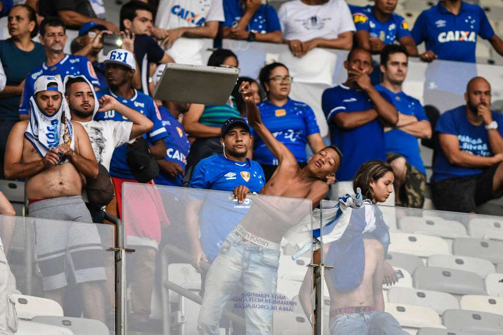 Torcedor do Cruzeiro joga assento em direção ao gramado do Mineirão