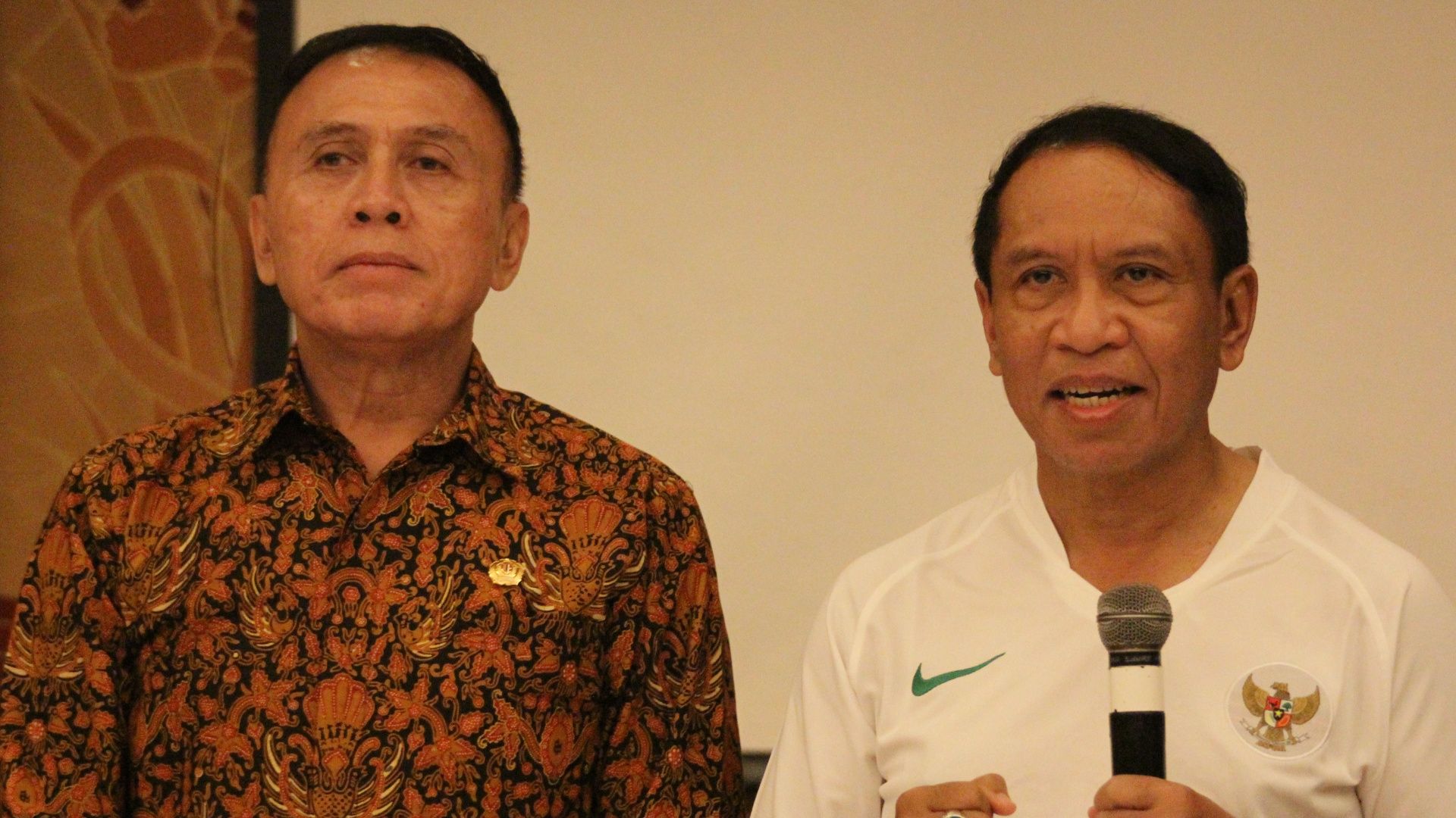 Ketum PSSI Moch. Iriawan (kiri) dan Menpora Zainudin Amali