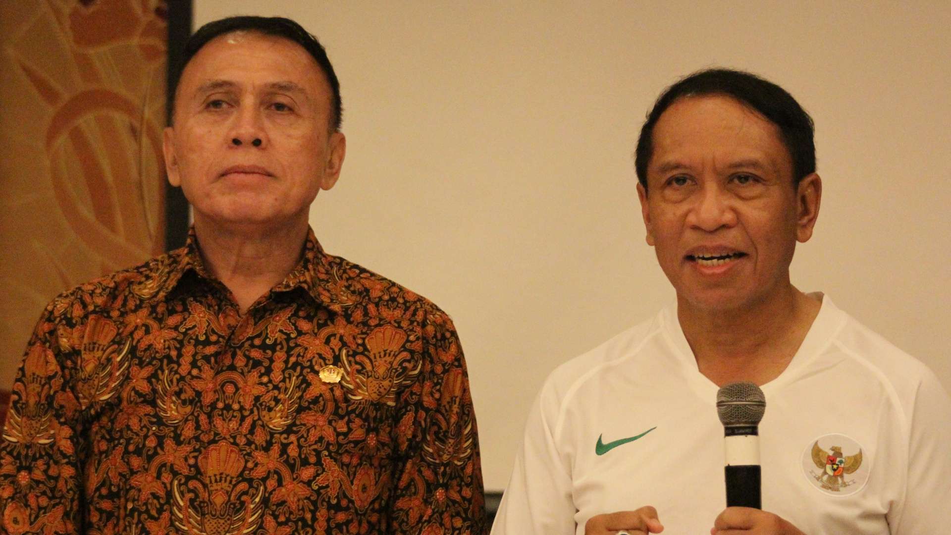 Ketum PSSI Moch. Iriawan (kiri) dan Menpora Zainudin Amali